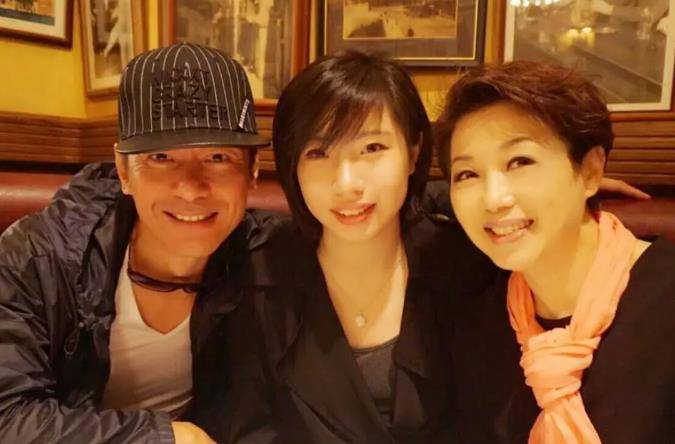 58岁江华近照,身材消瘦皱纹多,和大8岁妻子同框看不出年龄差_麦洁文