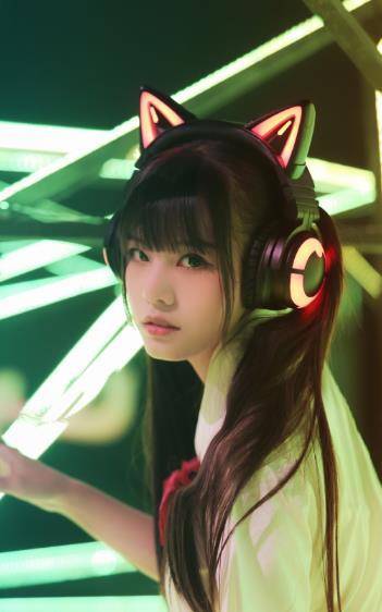 首先说说呆妹儿,她在出镜平台上人气很高,一直都是王牌吃鸡女主播.