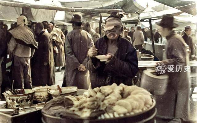 民国时天桥的各式小吃摊头缠绷带也要吃完最后一口的北京大爷