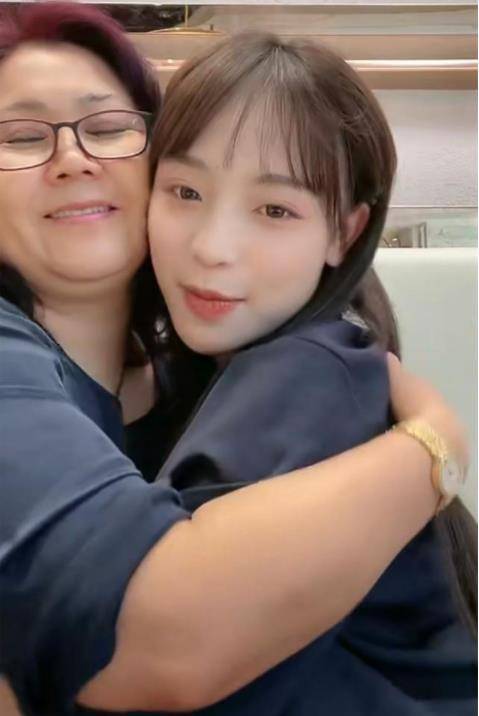 而孙爸爸由于工作常年在外,又无法陪伴在其身边,幸亏孙侨潞生前的闺蜜