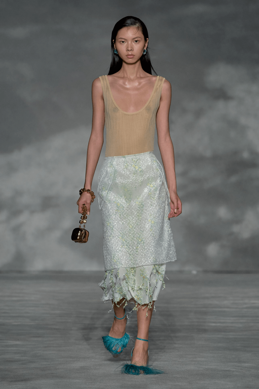 2023春夏系列中,shiatzy chen设计总监王陈彩霞女士以寓意美好精巧的"