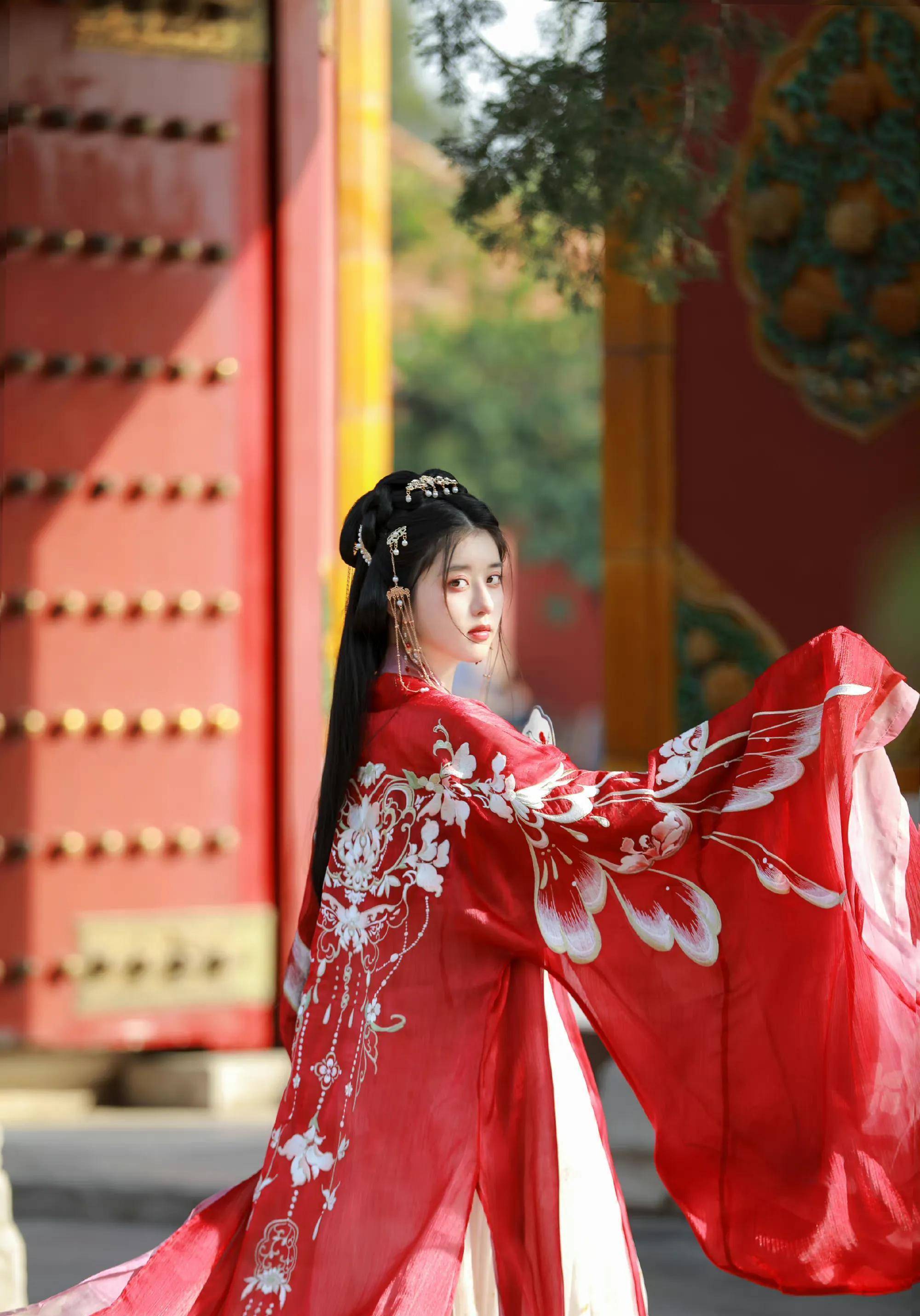 李凯馨古装红衣写真好看,但有些角度太赵露思_很漂亮_照片_衣服