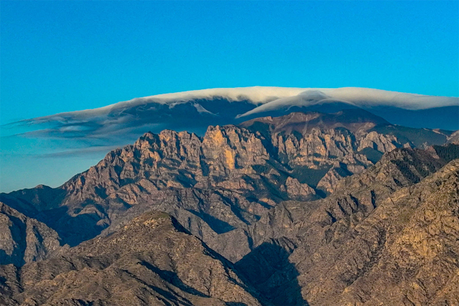 贺兰山上空现奇异云层 山峰犹如戴帽子