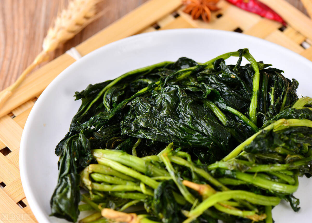 腌雪里蕻,只放盐容易发黄变质,80奶奶教2招,翠绿好吃一年不坏