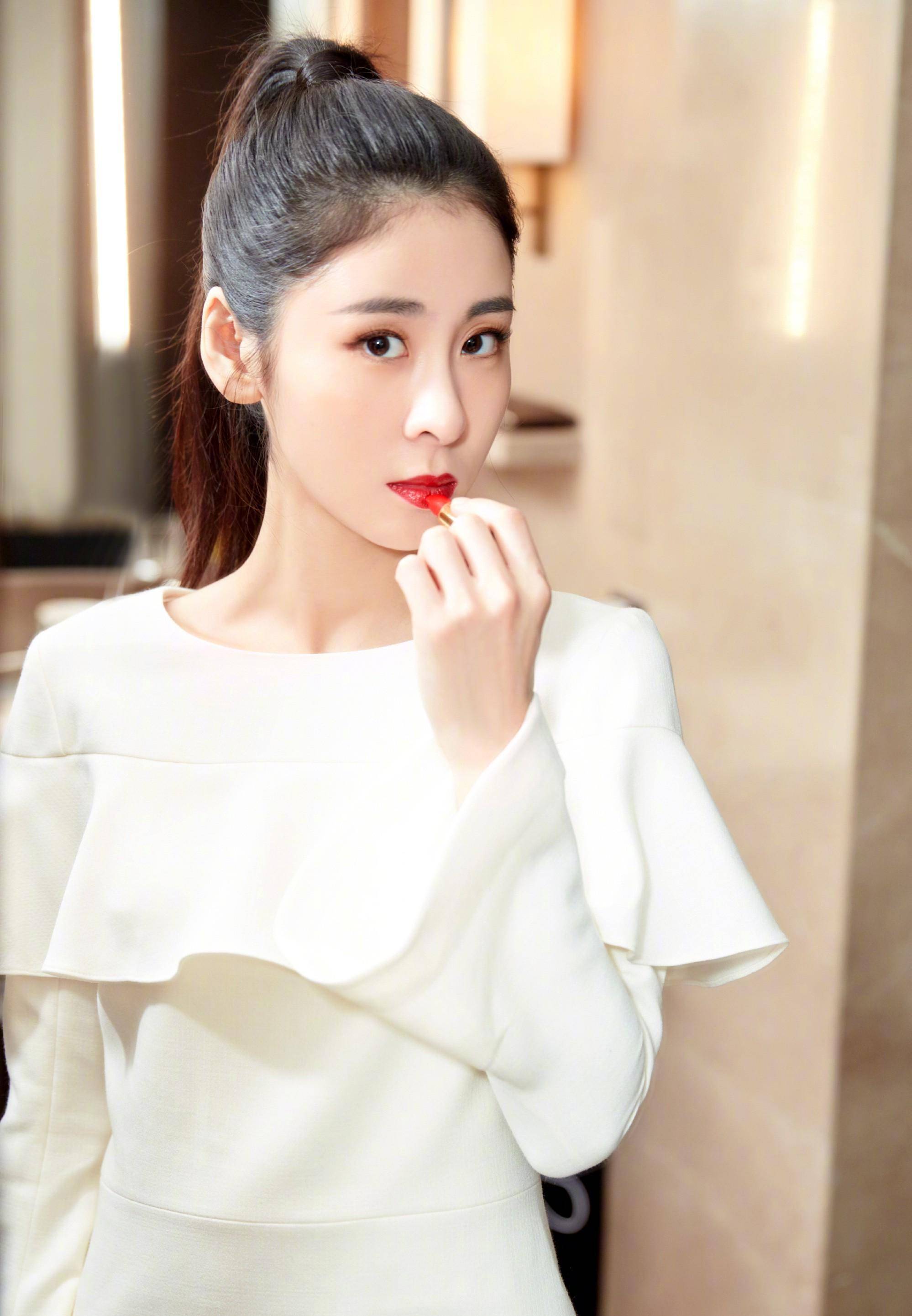 张碧晨力破事业受挫传闻,一袭白裙亮相迪奥活动,还想走清纯风?