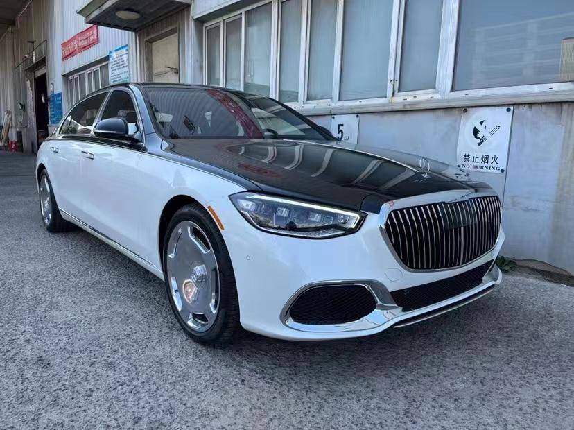 双色车身设计,并且拥有非常豪华内饰的最新款式奔驰迈巴赫s580车型