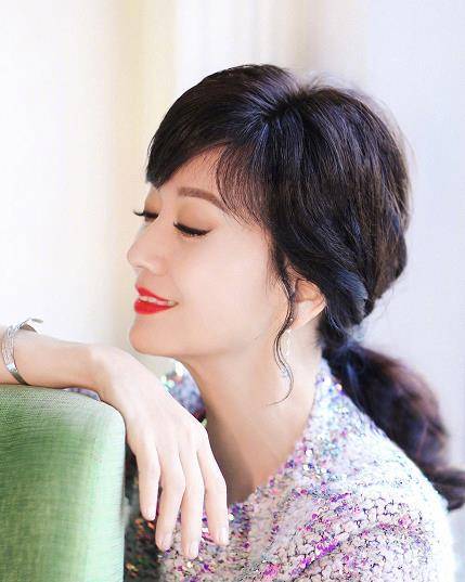 赵雅芝越老越放得开,红色大裙时尚洋气,64岁仍跟"少女"一样_连衣裙