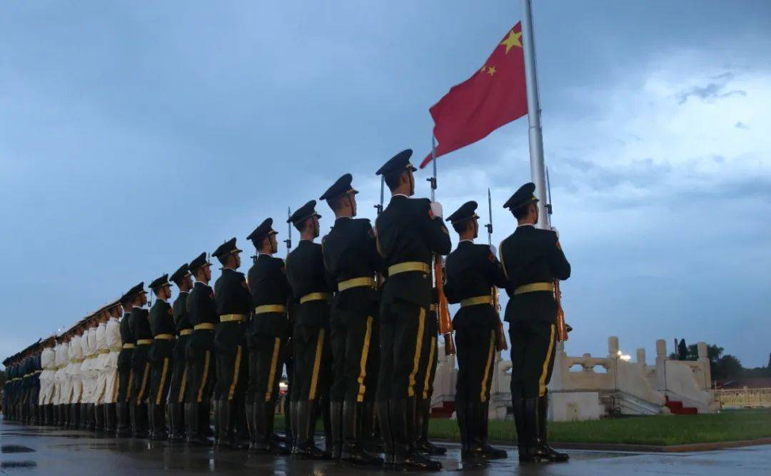 中国人民解放军仪仗大队国旗护卫队队员万里挑一,对身高,形象,动作等