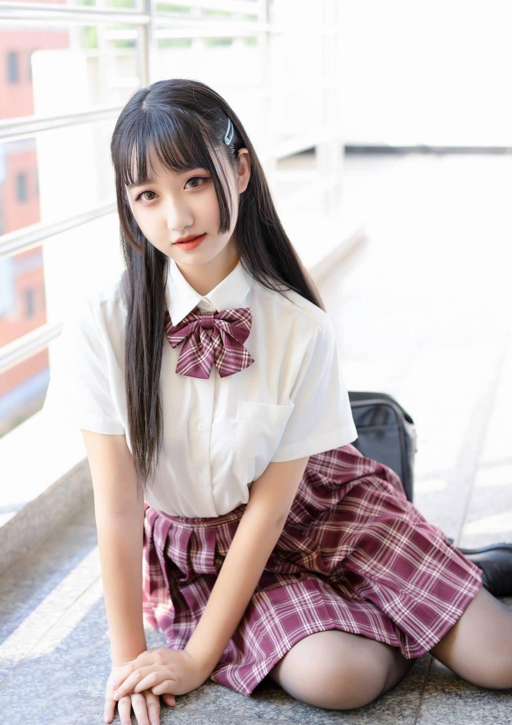 棕红色格子裙 白衬衫妥妥的校园美少女,有比这还减龄的吗?