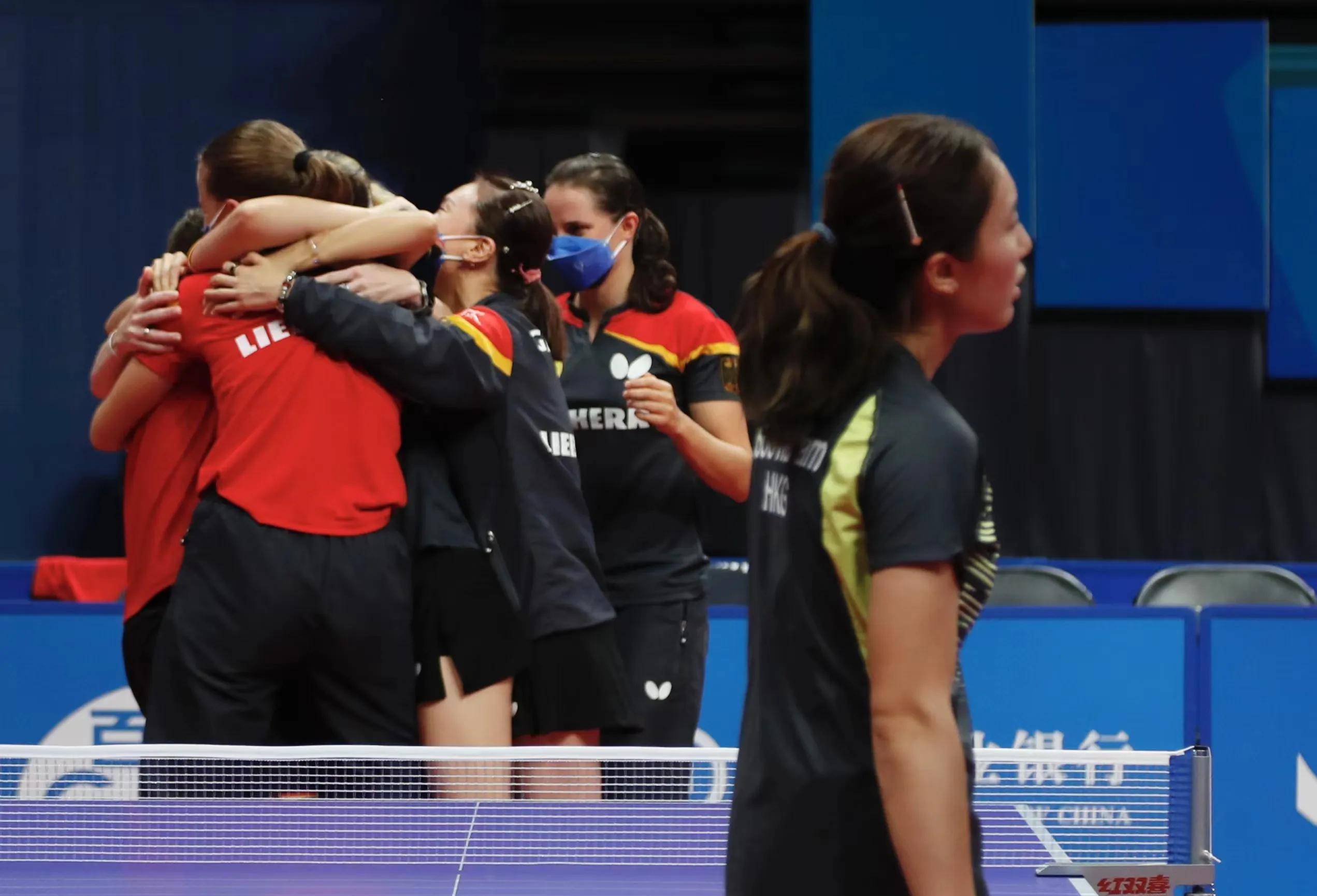 上半场,香港队2-0领先.第三盘,单晓娜击败李昊清,为德国队打出反击.