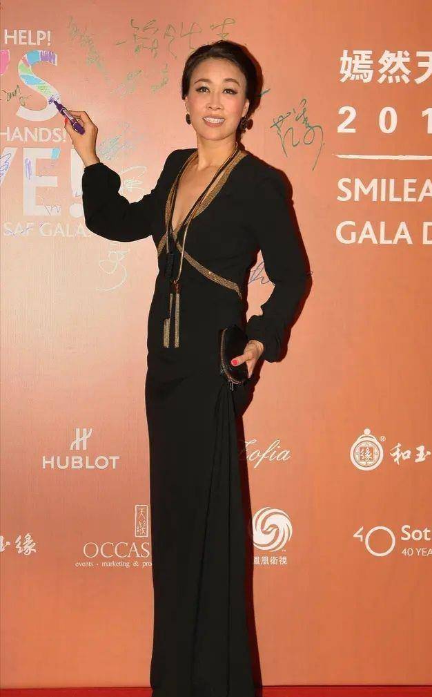 都说那英没王菲好看?靴子套脚上都快挂不住,平时太低调了!