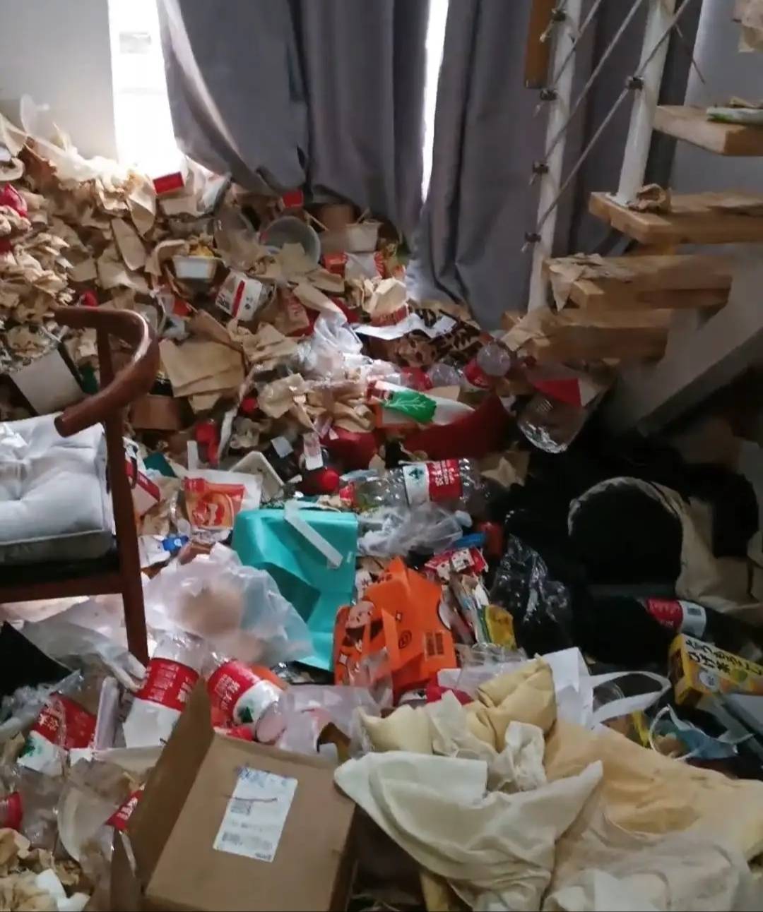 男子退租后屋内垃圾堆成山,保洁阿姨愤怒吐槽:没有碰到过这样的_网友