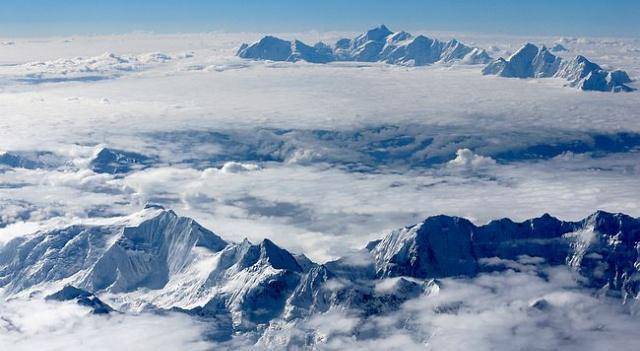 这个高原没有青藏高原高，但是面积是其两倍，资源养活几个国家