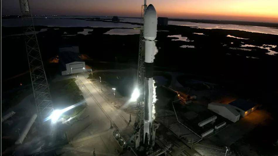 由于氦气泄漏，SpaceX 猎鹰 9 号火箭在最后一刻中止发射