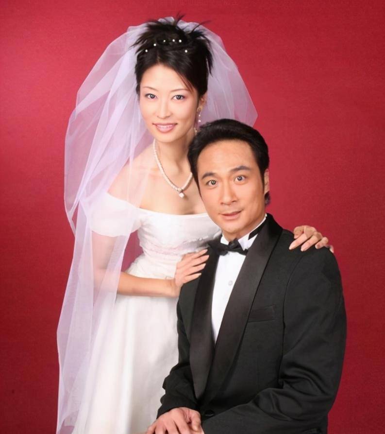 她与影帝丈夫一见钟情,结婚后十指不沾阳春水,49岁活得像少女_王丽萍