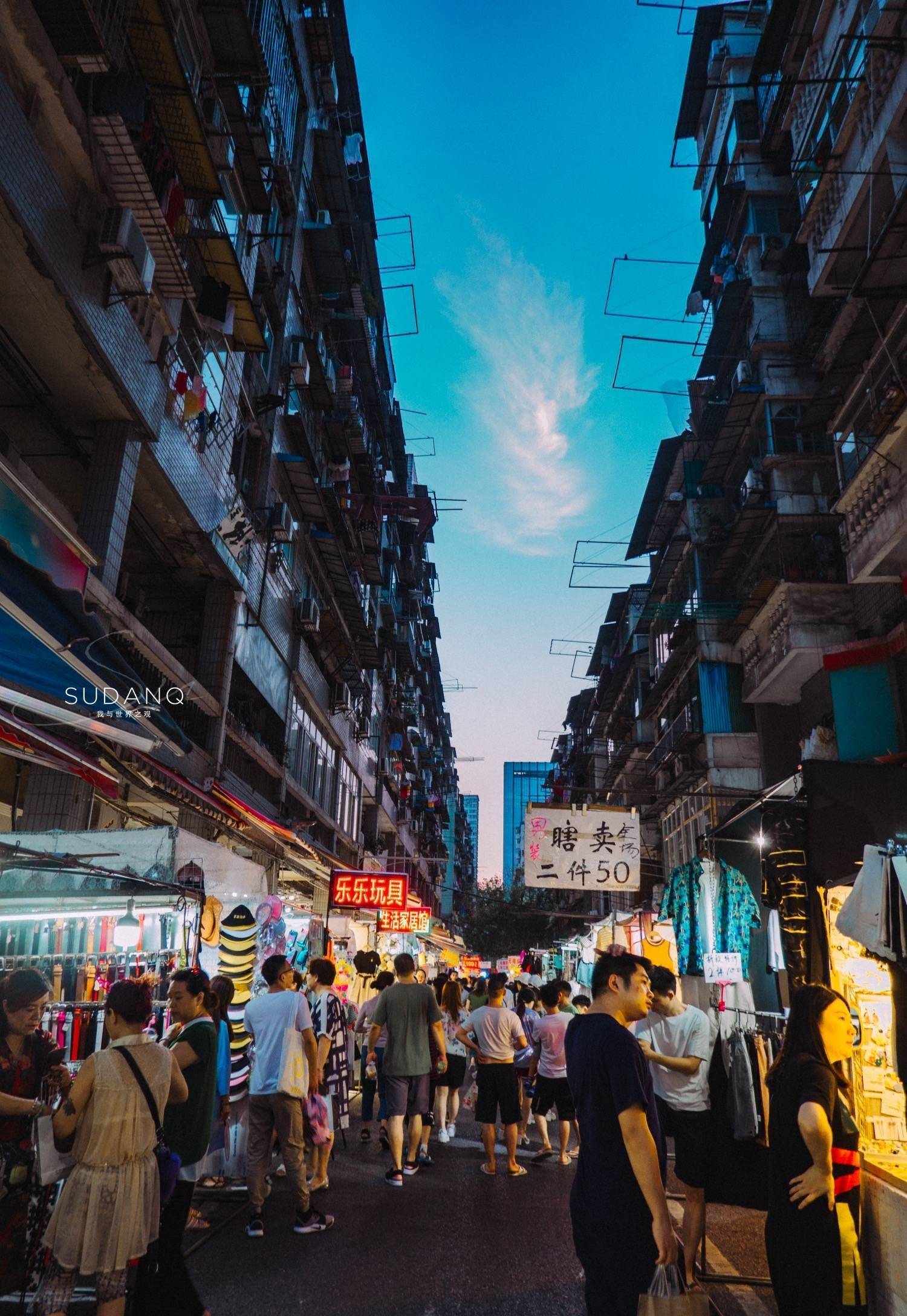 城市的霓虹灯下,夜市经济不仅给城市带来了烟火气,也解决了很多人的