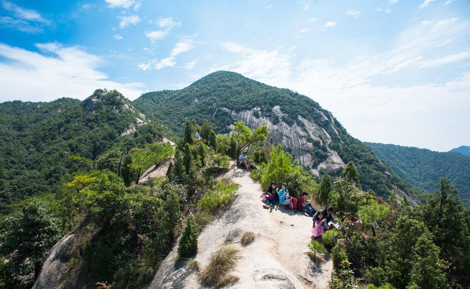 龙须山的脊背称之为龙脊背,从名字中也能感受到这里的与众不同,绝对