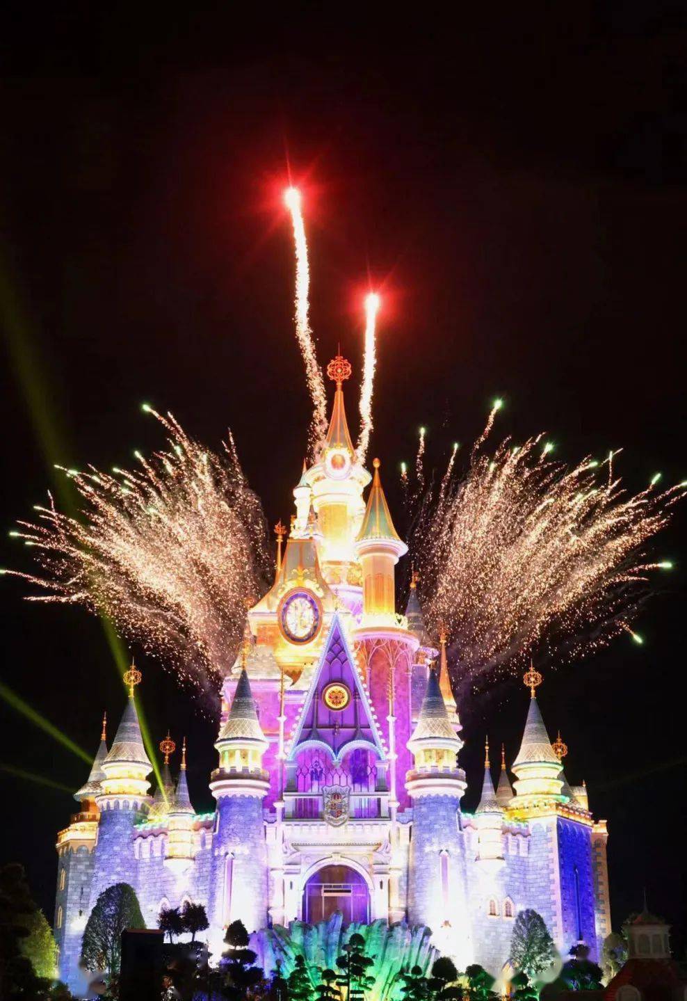 大家都来围观天空为幕,湖水为影万众瞩目的欧乐堡幻影烟花如期燃放