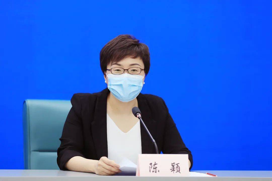 区副区长陈颖介绍长宁区阳性感染者以及中风险区服务保障等有关安排