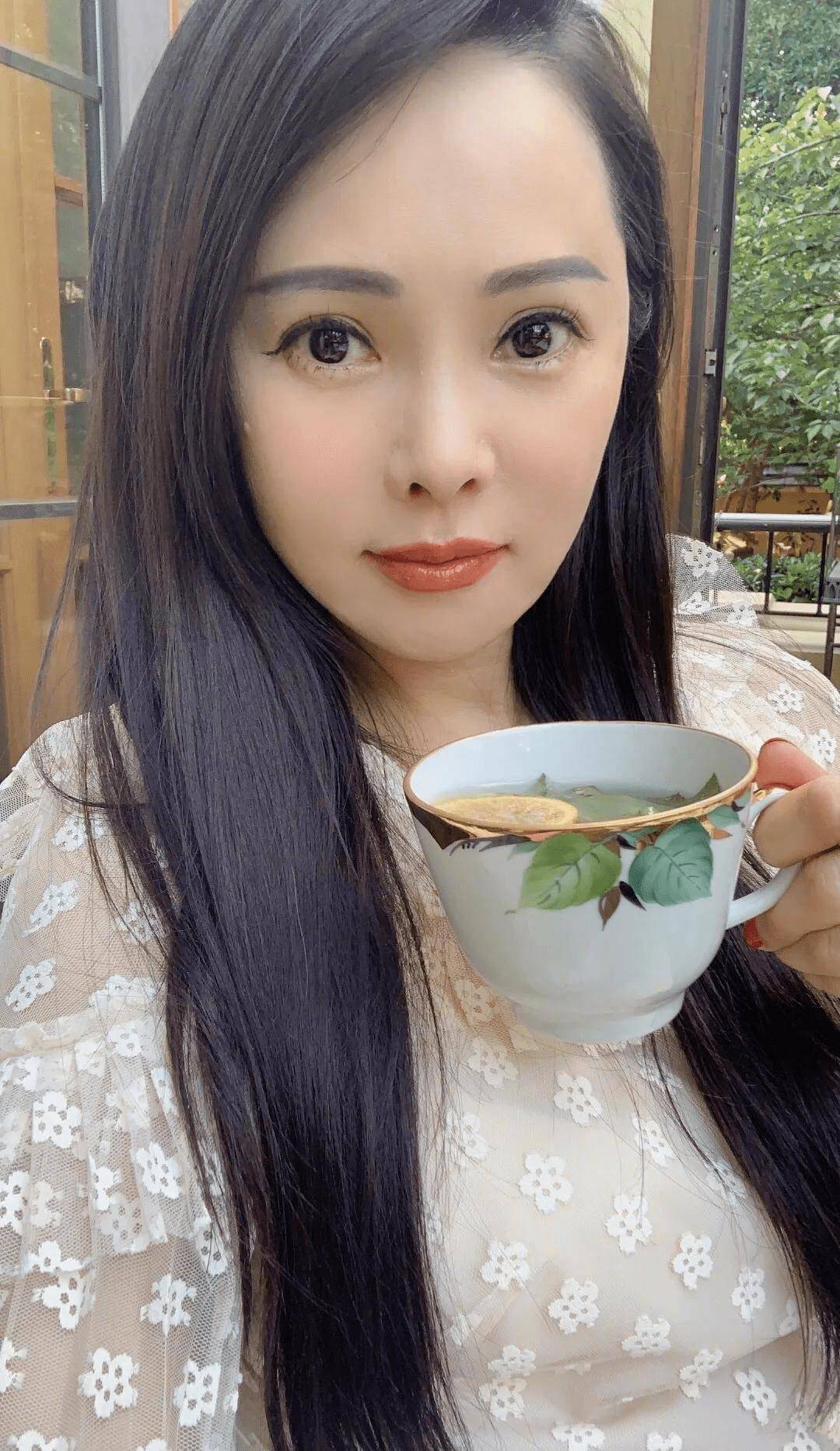 50岁就没有老少女,伊能静晒照脸p的好假,穿白裙身材明显下垂!