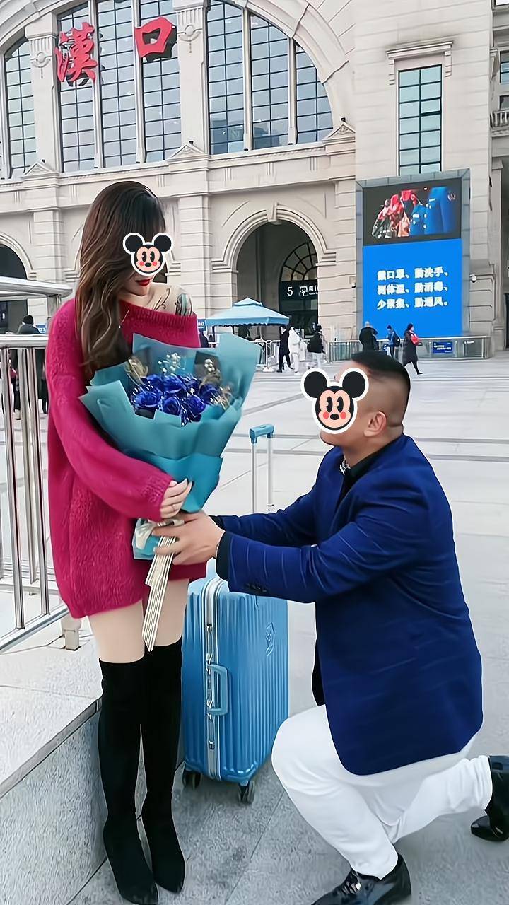 女友,见对方被冻得发抖,贴心地将自己外套披在她身上_男友_女子_衣服