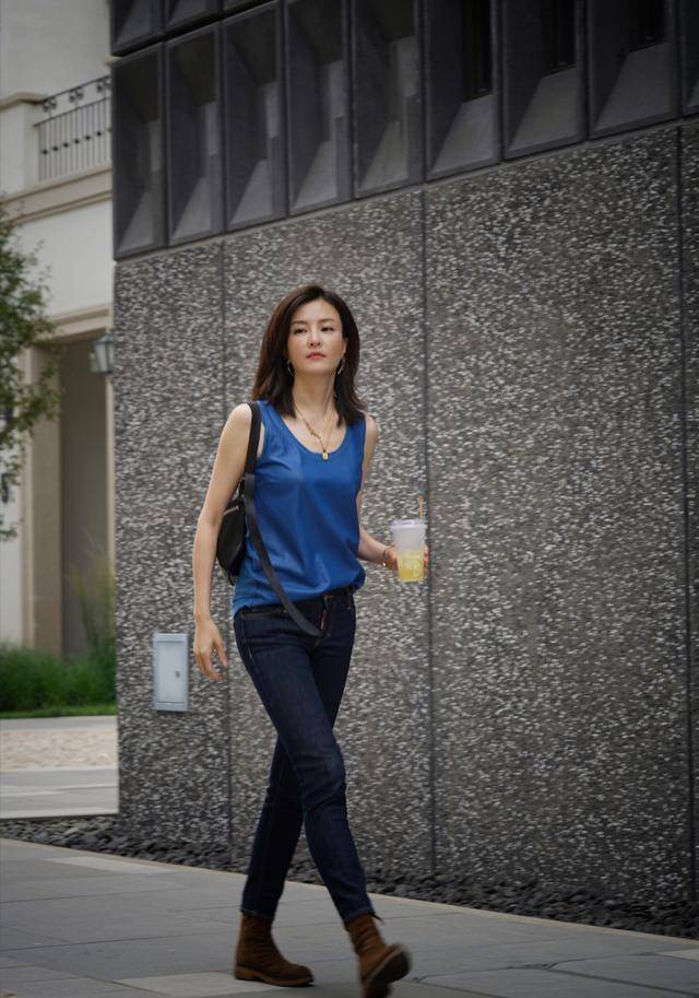 46岁刘孜真惊艳,身穿黑色背心搭配紧身牛仔裤,这身材真不错_气质_款式