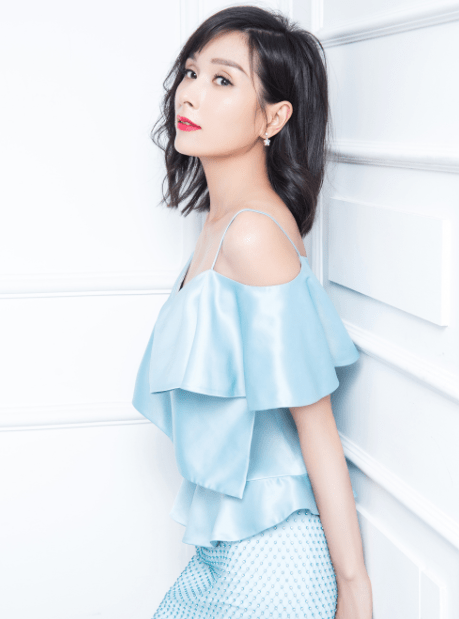 杨恭如近况罕曝光,素颜现身街头,45岁气质依旧似二十岁少女!