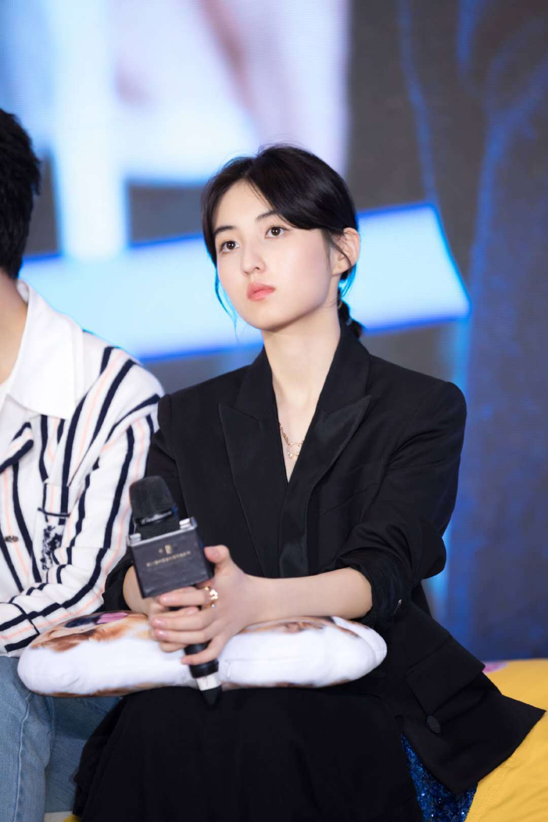 张子枫生图有多绝?竟然连额头的痘痘都能看见,这个肤色太真实了