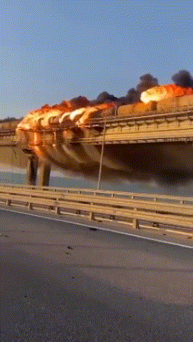 克里米亚大桥爆炸，俄军队“生命补给线”被切断，俄方：这是一次“宣战”行为