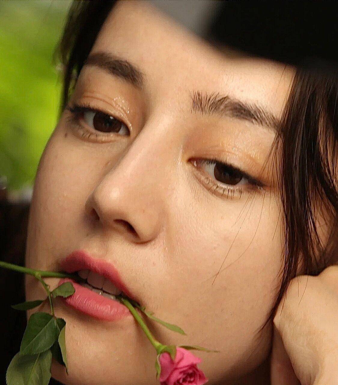 看了迪丽热巴的照片才知道,这种鼻子只适合上镜,现实中看起来怪怪的