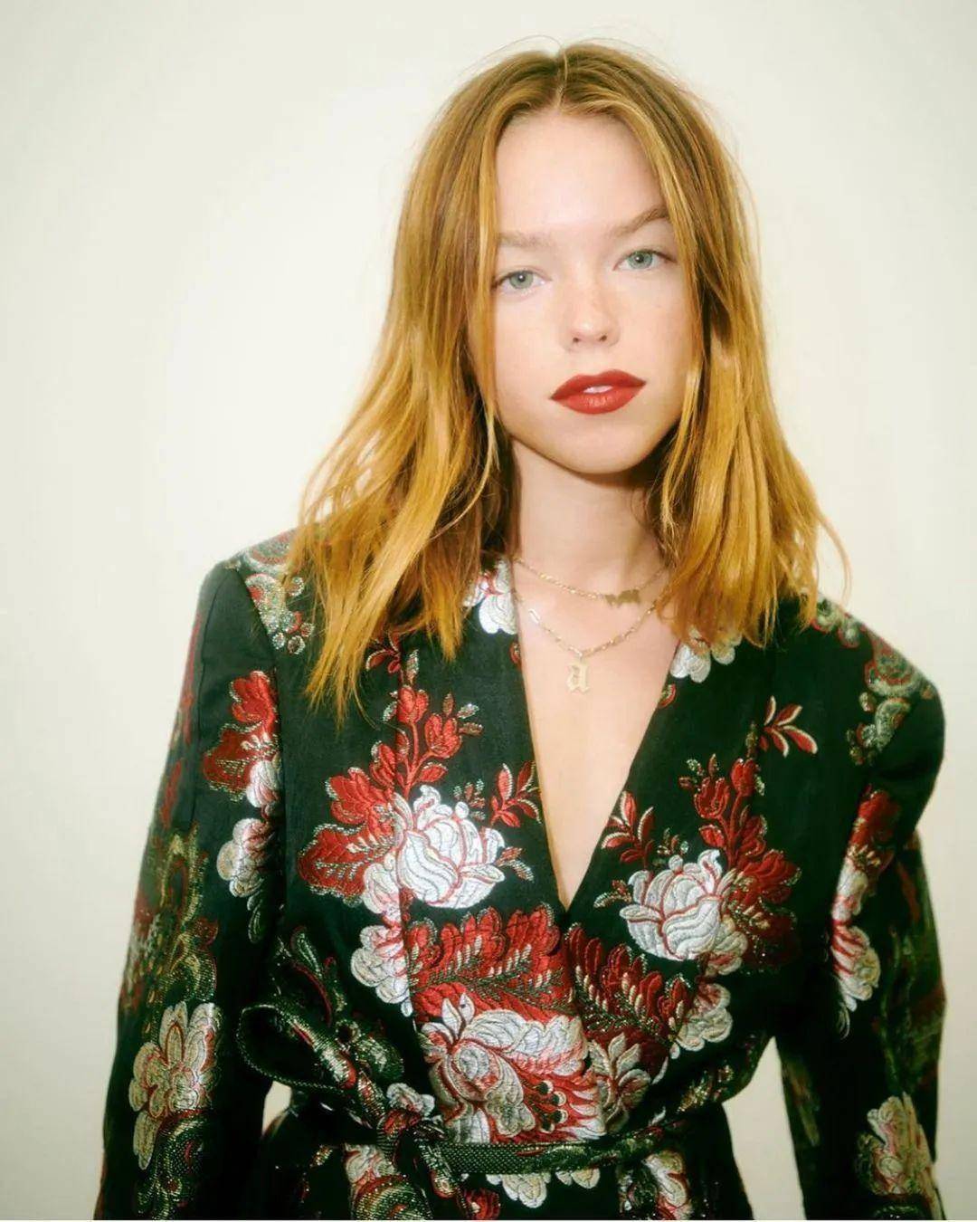 开播前被狂骂"丑",她却靠演技让人折服_milly_alcock_龙之