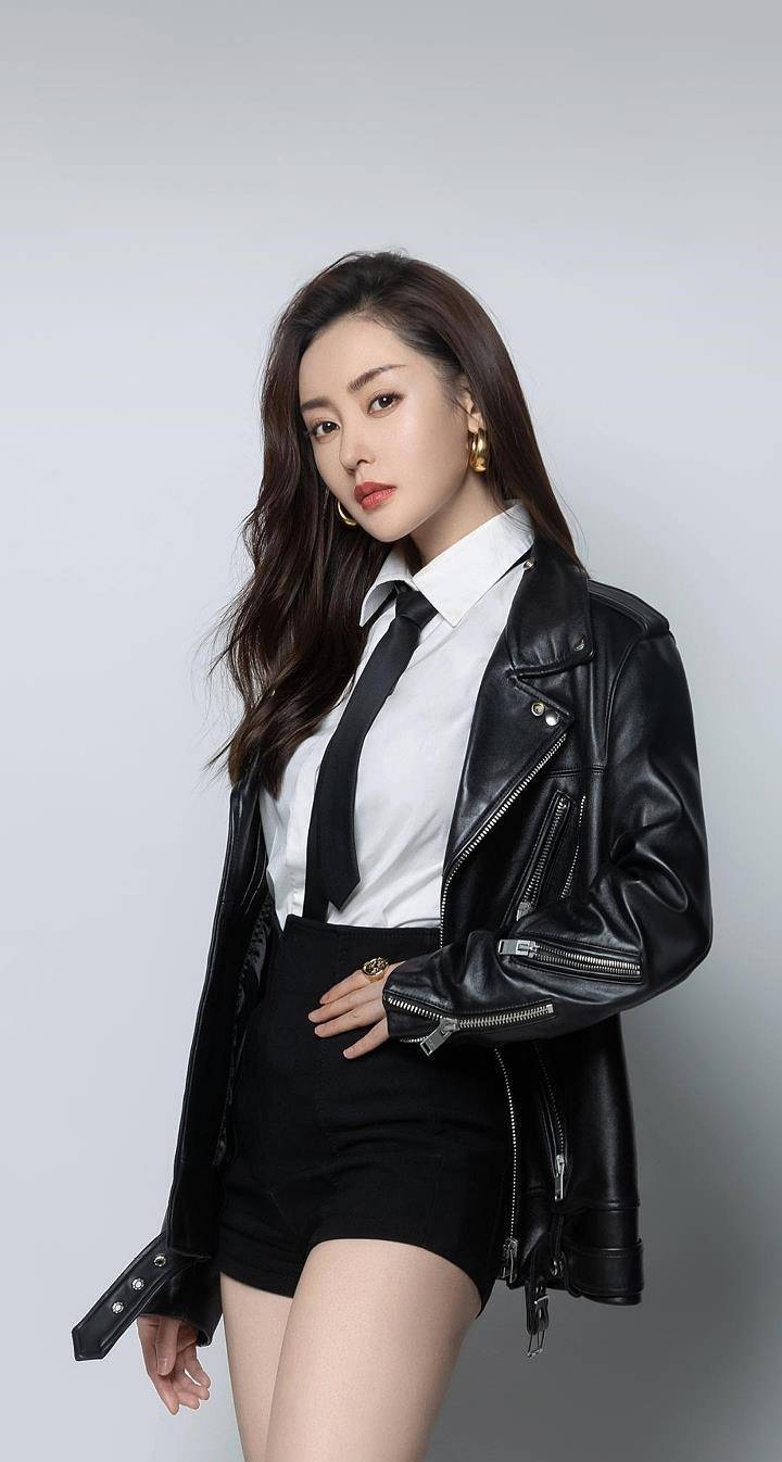 盘点那些穿黑皮衣超酷的女星,戚薇最冷艳,赵露思帅到让人认不出_黑色