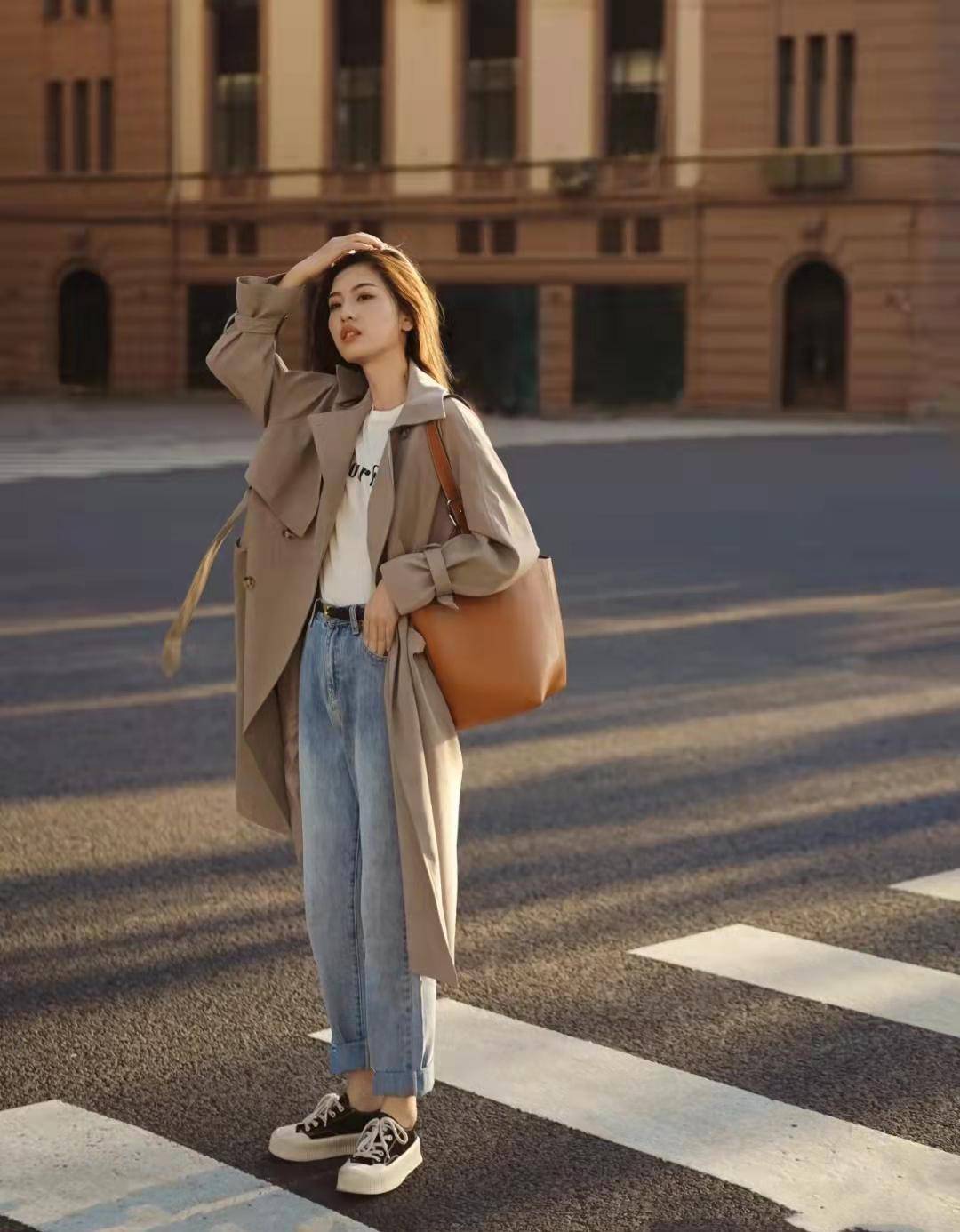 但是,风衣虽然好搭配,但高级感与大妈感一念之间,如果不懂穿衣搭配