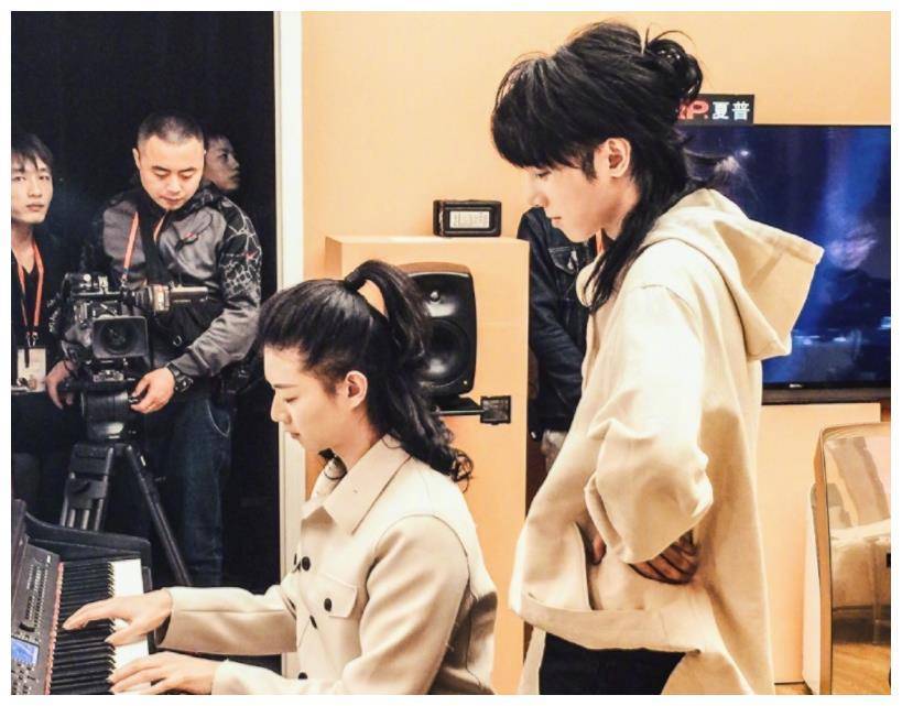 有种"整容"叫做华晨宇,换个发型如换脸,直接帅成国民校草_华晨伟_长发