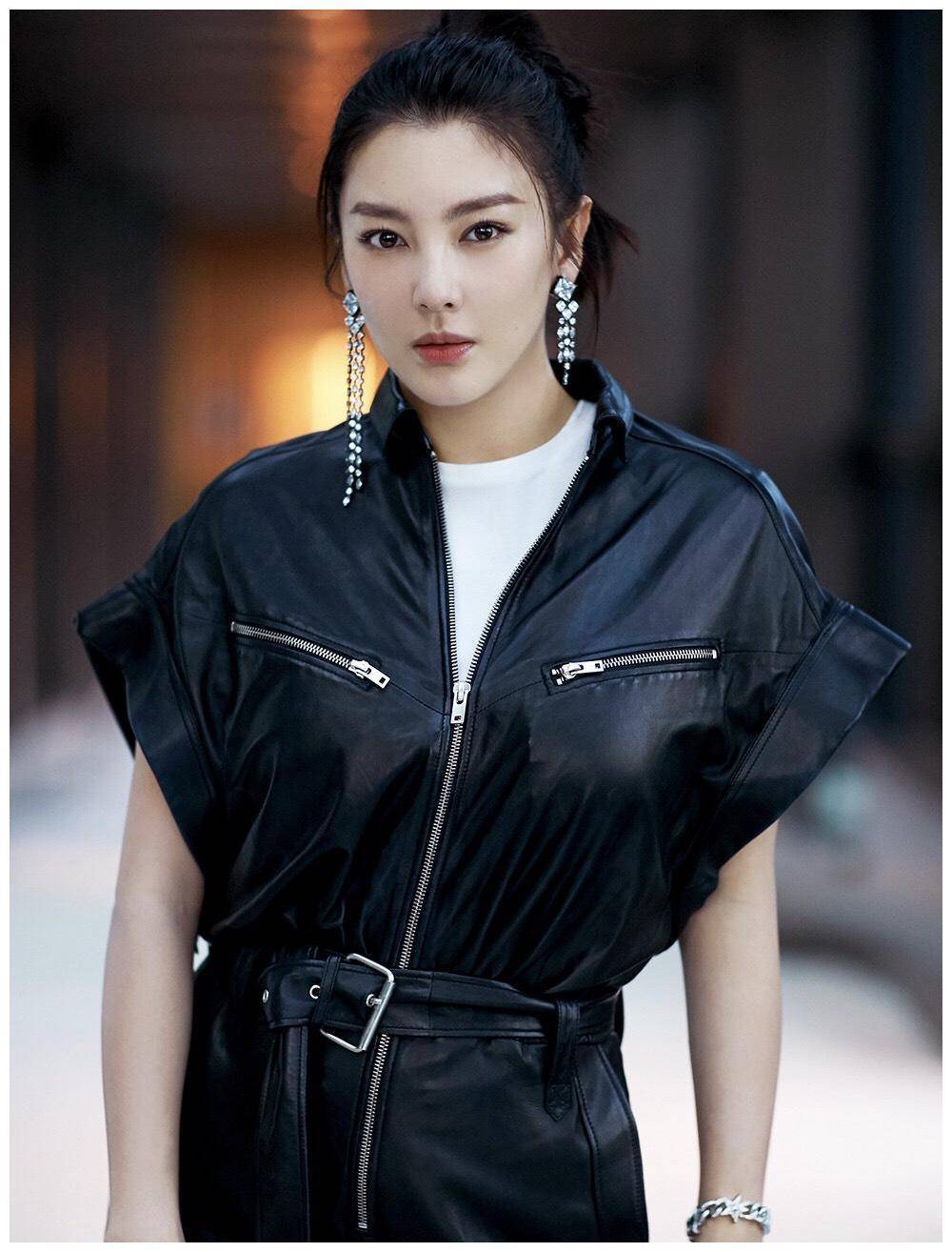 张雨绮33岁的时尚辣妈超酷,马尾辫搭黑色皮质连体衣,帅气十足_女性_张