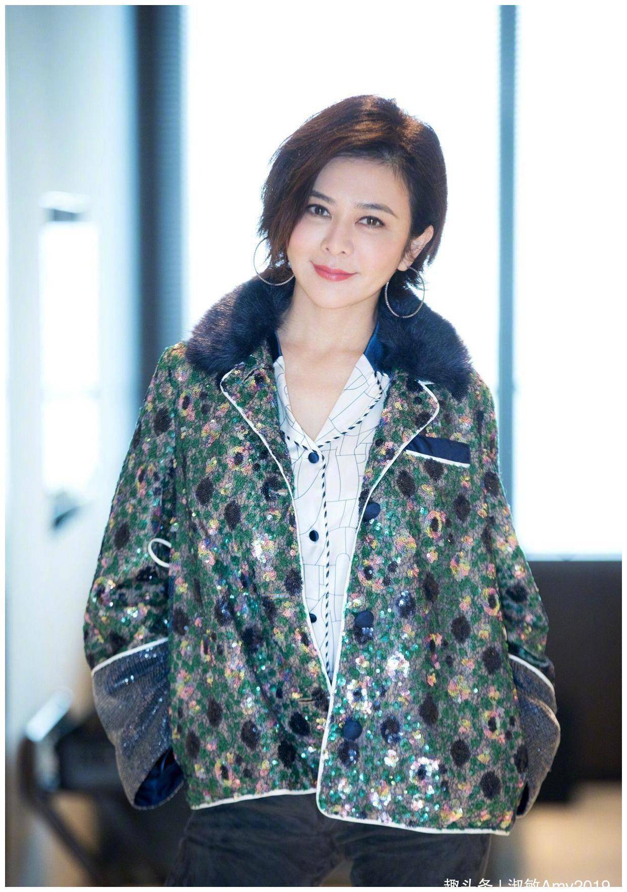 关之琳56岁气质不减,剪掉十年长发变波波头,穿印花外套减龄时髦_女性