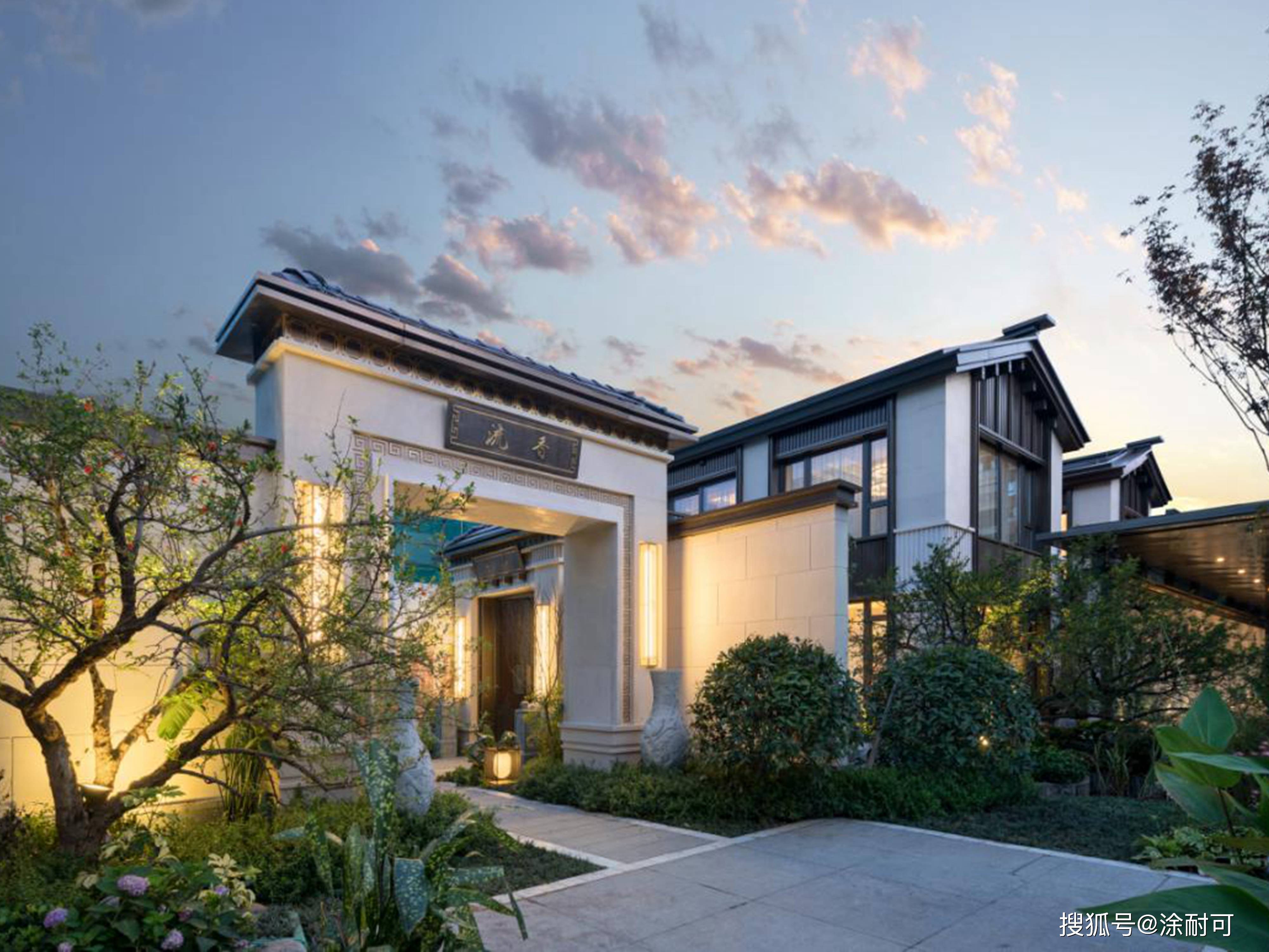 涂耐可金属漆搭配深棕色瓦片,强调房屋的竖向线条构图,演绎现代中式