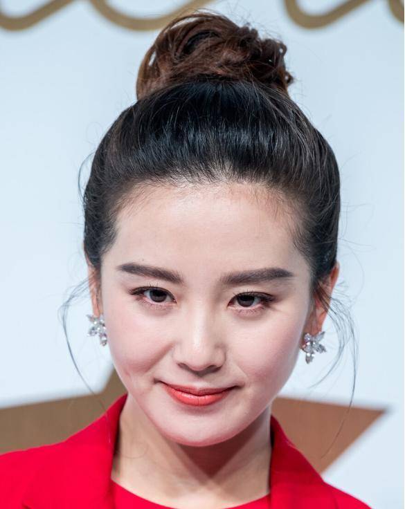 比起美貌,刘诗诗的气质更是吸引人,穿白裙"仙气"十足好吸睛_白色_羽毛