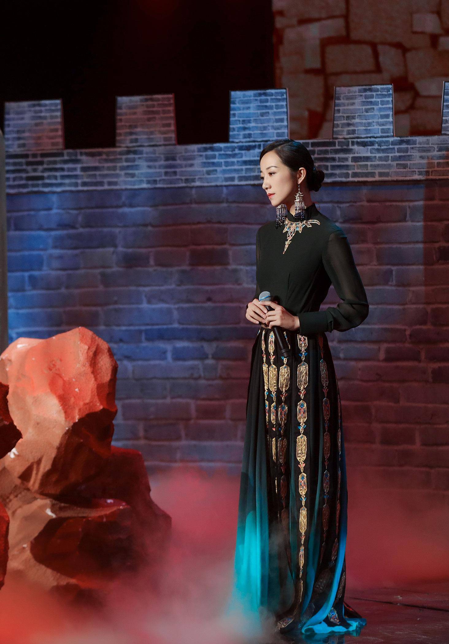 韩雪还是演古装剧吧,穿黑白撞色汉服梳高马尾,干净利落霸气十足_风格