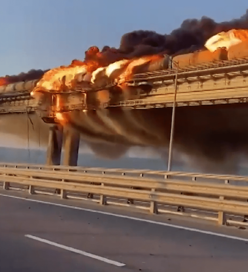 俄国家反恐委员会：一辆卡车爆炸 导致克里米亚大桥列车起火