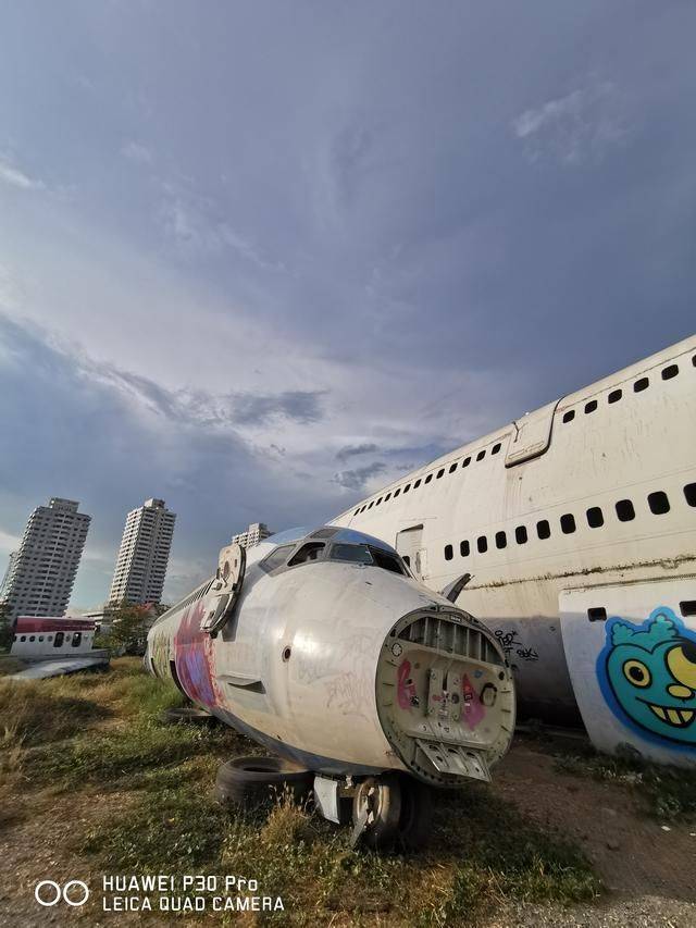 曼谷市区巨大飞机残骸，成为流浪汉的家，简直不要太厉