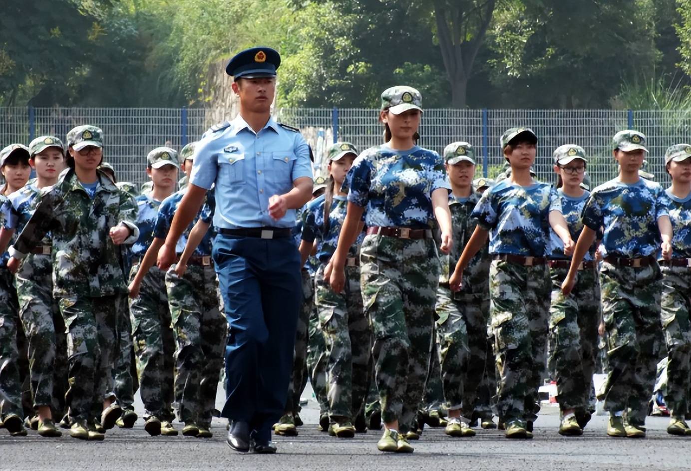 这让人怎么穿?大学生军训服"薄如蝉翼",男生女生穿都无比尴尬_训练_时