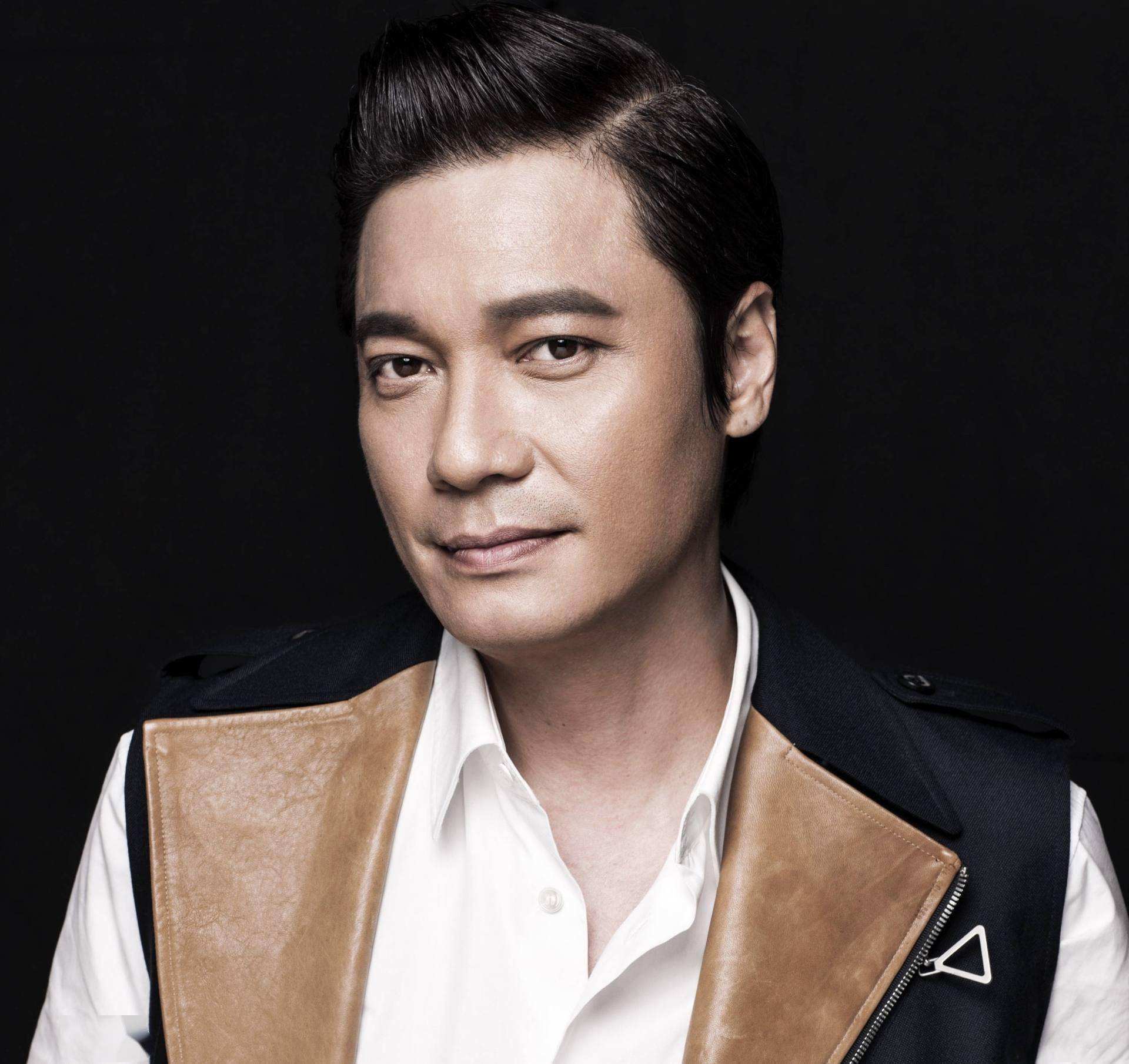 59岁罗嘉良近况曝光,3届tvb视帝头顶疑似秃了,网友:风光不再