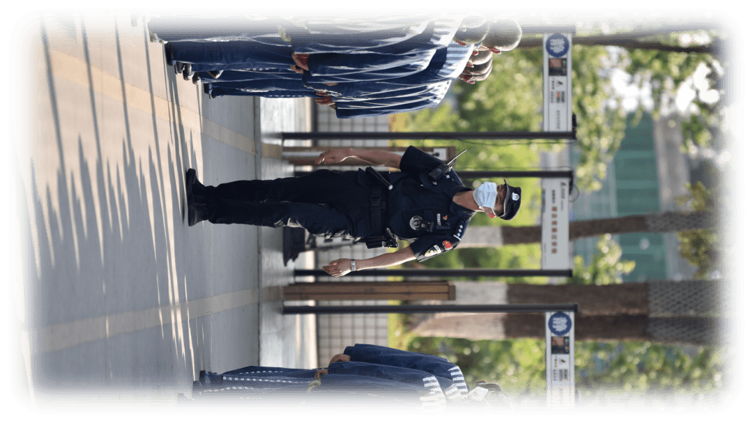 里最美的风"警"在各自的岗位上绽放而监狱人民警察却迎着寒风草木黄落