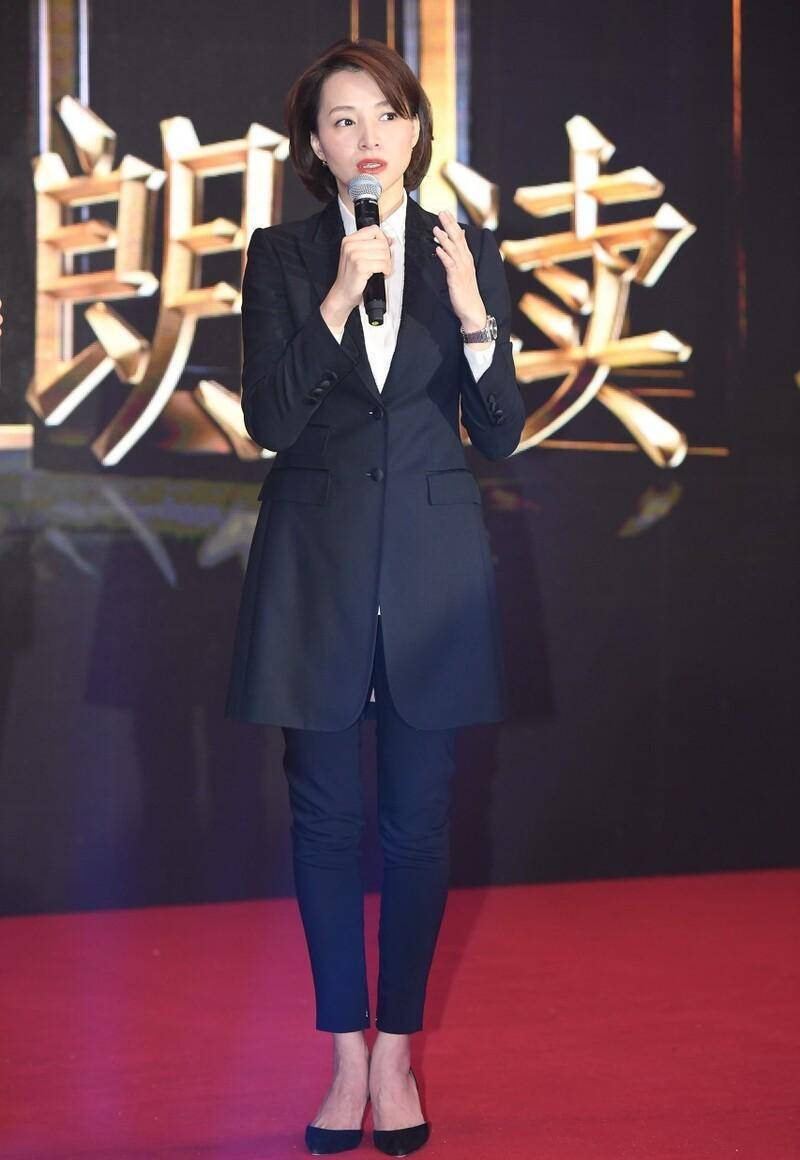 董卿衣品原来这么好,西装配紧身裤优雅干练,这气质真不一般_职场_时尚