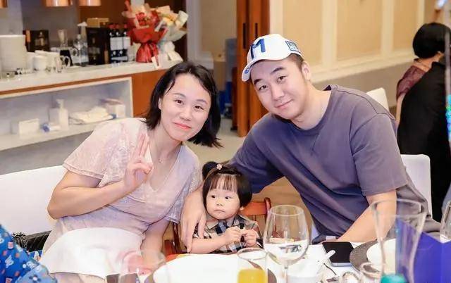 退役后变美太多,女儿像妈,丈夫发福_洪炜_赵芸蕾_羽毛球