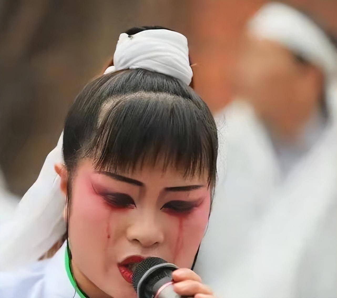 河南职业"哭丧人":一年磕头上万次,每场挣700元,自称在做好事_武会