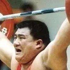 他是亚洲第一大力士,曾8年夺60多个冠军,33岁去世时家中仅有300块_才力_举重_女儿