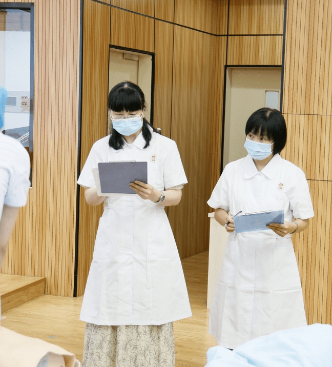 应急办副主任谢文莉主持,特邀护理部主任谢宝缘,副主任苏晓萍,王锦佳