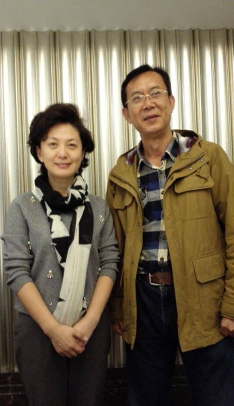 央视主播海霞被合影,仪态端庄有中年女性的优雅,但也是真老了!